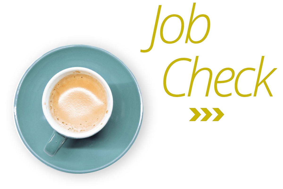 Befüllte Kaffeetasse von oben mit dem Schriftzug 