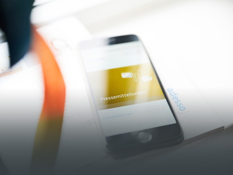 Smartphone mit Pressemitteilung