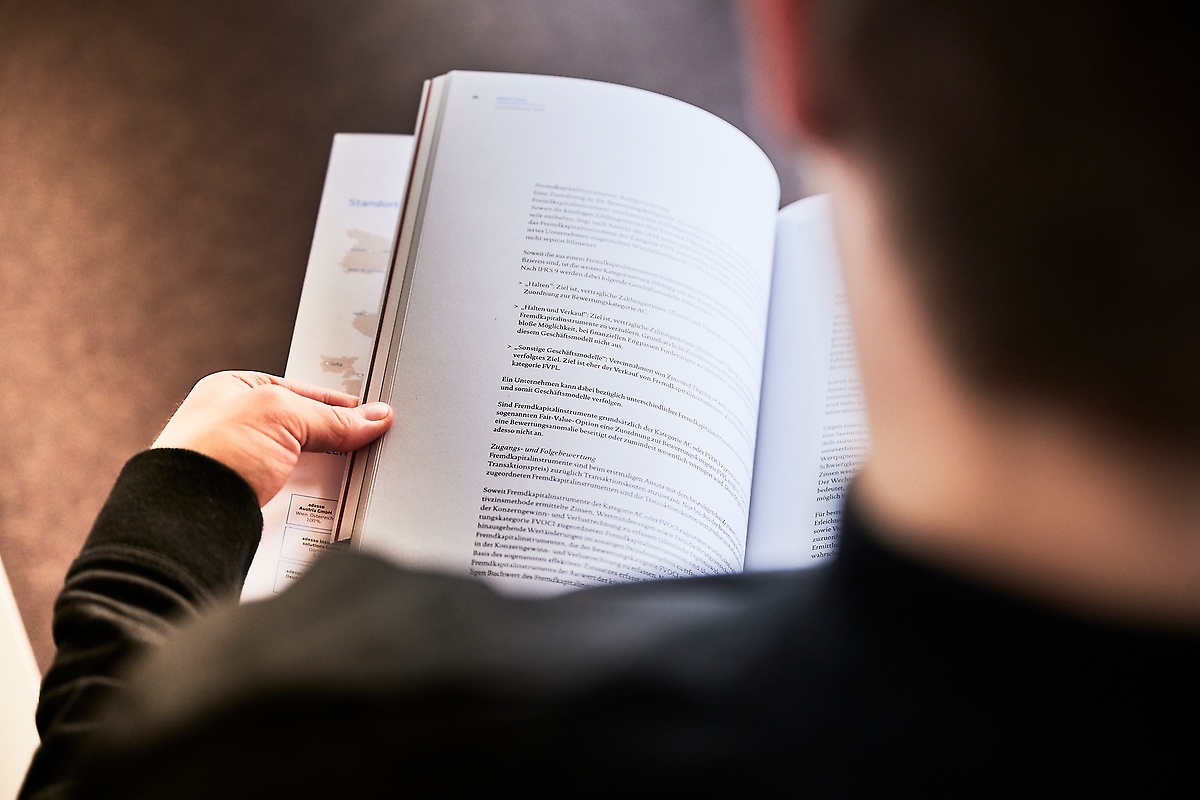 Bild eines aufgeklappten Geschäftsberichts