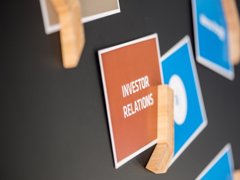 Karten mit Investor Relations Schift