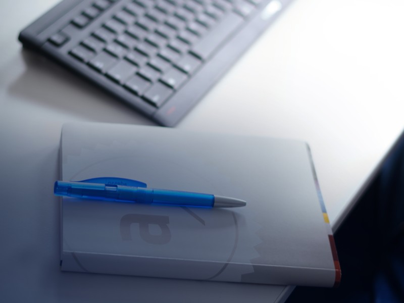 Notizblock mit Kugelschreiber